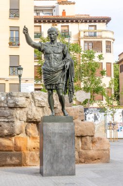 Zaragoza, İspanya - 01 Mayıs 2023: Zaragoza şehrinin tarihi merkezindeki binaların detayları, bu durumda, Roma İmparatoru Sezar Augustus 'un Zaragoza, İspanya' daki heykeli.