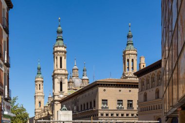Zaragoza, İspanya - 01 Mayıs 2023: İspanya 'nın tarihi merkezi Zaragoza' nın eski binaları