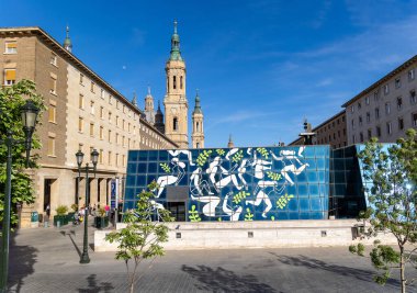 Zaragoza, İspanya - 01 Mayıs 2023: İspanya 'nın tarihi merkezi Zaragoza' nın eski binaları