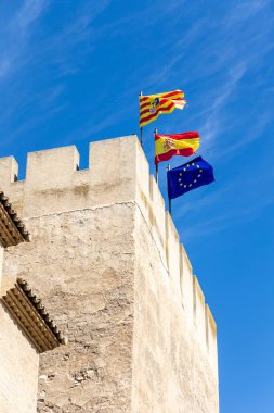 Zaragoza, İspanya - 01 Mayıs 2023: Zaragoza şehrinin tarihi merkezindeki binaların detayları, bu durumda İspanya 'nın Zaragoza kentindeki Alfajeria sarayı.