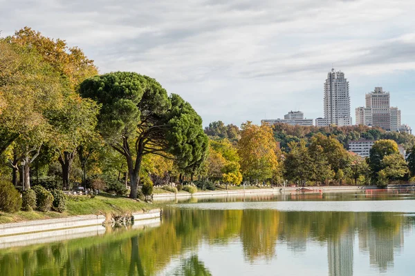 马德里卡萨 德坎波公园的湖 有秋天的五彩树 — 图库照片