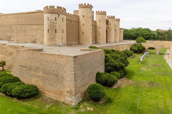 Zaragoza, İspanya - 01 Mayıs 2023: Zaragoza şehrinin tarihi merkezindeki binaların detayları, bu durumda İspanya 'nın Zaragoza kentindeki Alfajeria sarayı.