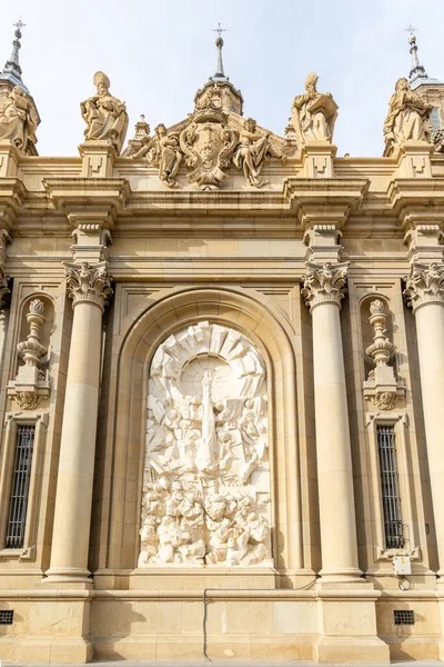 サラゴサ スペイン 2023年5月1日 サラゴサ市内の歴史的中心部の建物の詳細 この場合 スペインのサラゴサにある大聖堂エルピラール — ストック写真