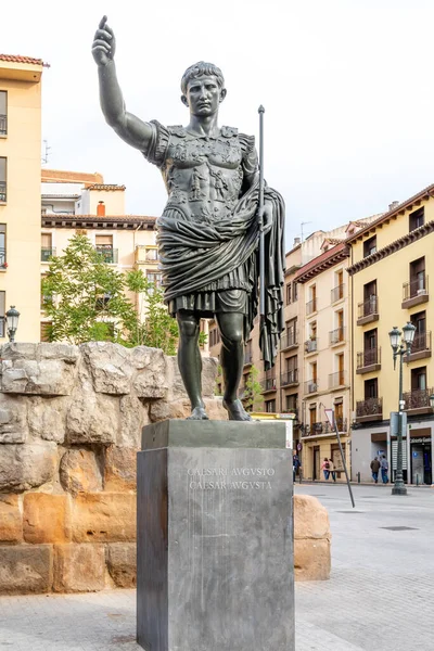 Zaragoza, İspanya - 01 Mayıs 2023: Zaragoza şehrinin tarihi merkezindeki binaların detayları, bu durumda, Roma İmparatoru Sezar Augustus 'un Zaragoza, İspanya' daki heykeli.