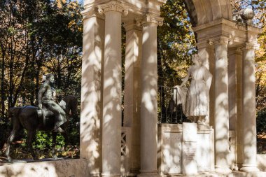 Madrid, İspanya 'da sonbahar renkleriyle El Retiro halk parkı