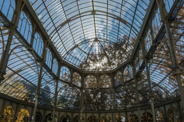 İspanya, Madrid 'de sonbahar renkleriyle El Retiro halk parkında Palacio de Cristal adlı sergi merkezi