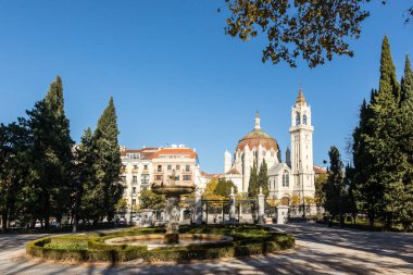 San Manuel ve San Benito Kilisesi 1902 ve 1910 yılları arasında Madrid 'de inşa edilmiştir.