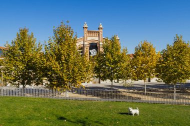 Madrid 'de Madrid olarak bilinen Matadero Madrid adlı kültür merkezi, Manzanares nehrinin yanında.