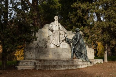 Madrid Batı Parkı Sonbahar renkleriyle boyanmış ağaçlarla