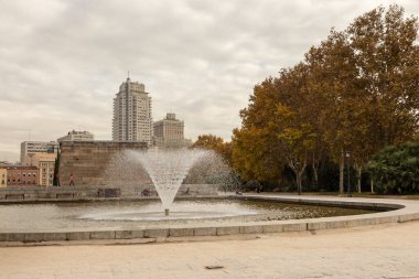 Debod Tapınağı güzel bir sonbahar günü. Madrid 'in ünlü bir simgesi.