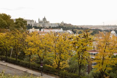 Debod Tapınağı güzel bir sonbahar günü. Madrid 'in ünlü bir simgesi.
