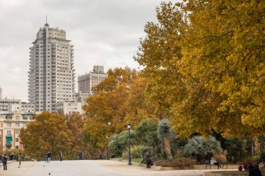 Debod Tapınağı güzel bir sonbahar günü. Madrid 'in ünlü bir simgesi.