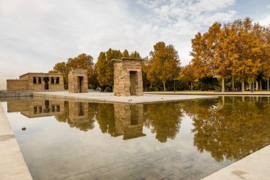 Debod Tapınağı güzel bir sonbahar günü. Madrid 'in ünlü bir simgesi.