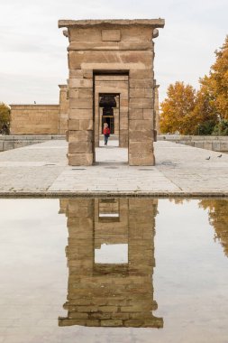 Debod Tapınağı güzel bir sonbahar günü. Madrid 'in ünlü bir simgesi.