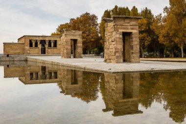 Debod Tapınağı güzel bir sonbahar günü. Madrid 'in ünlü bir simgesi.