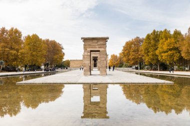 Debod Tapınağı güzel bir sonbahar günü. Madrid 'in ünlü bir simgesi.