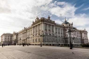 İspanya 'nın Madrid kentindeki büyük kültürel ve tarihi saray manzarası.