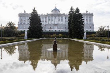 İspanya 'nın Madrid kentindeki büyük kültürel ve tarihi saray manzarası.