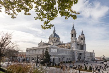 Saint Mary Katedrali 'nin yan manzarası Madrid, İspanya' daki La Almudena Krallığı.