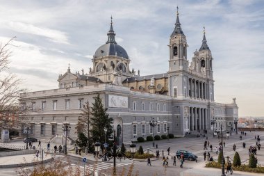 Saint Mary Katedrali 'nin yan manzarası Madrid, İspanya' daki La Almudena Krallığı.