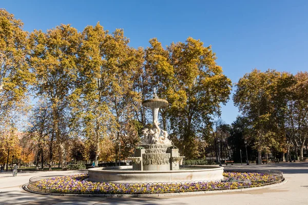 Madrid Spanya Sonbahar Renkleriyle Retiro Halk Parkı — Stok fotoğraf