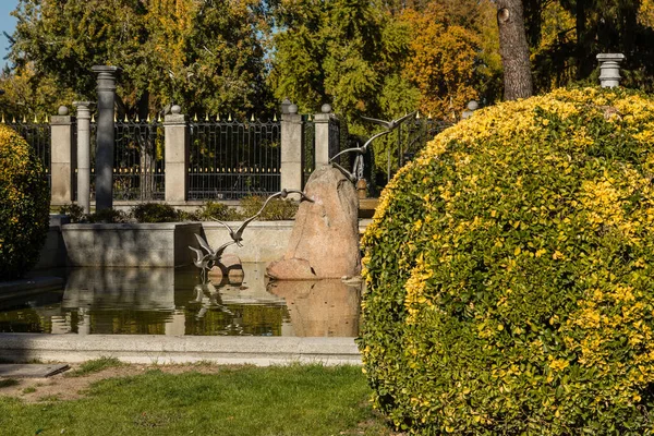 Retiro Δημόσιο Πάρκο Χρώματα Του Φθινοπώρου Στη Μαδρίτη Ισπανία — Φωτογραφία Αρχείου