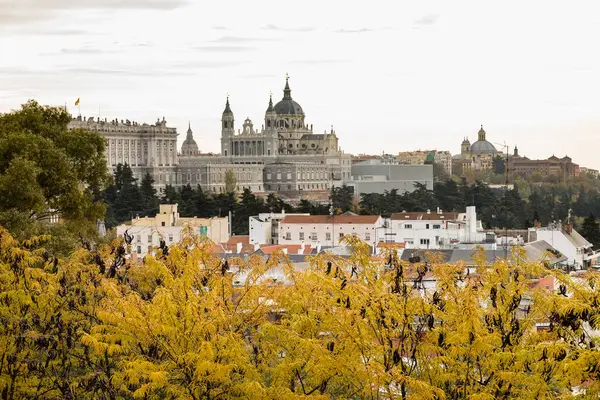 Храм Дебода Прекрасный Осенний День Знаменитая Достопримечательность Мадрида — стоковое фото
