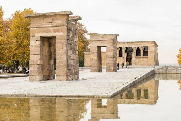 Debod Tapınağı güzel bir sonbahar günü. Madrid 'in ünlü bir simgesi.