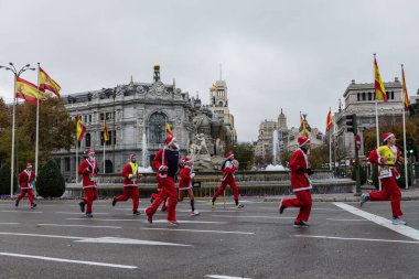 Noel Baba gibi giyinmiş katılımcılarla kansere karşı dayanışma yarışı