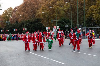 Noel Baba gibi giyinmiş katılımcılarla kansere karşı dayanışma yarışı