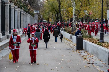 Noel Baba gibi giyinmiş katılımcılarla kansere karşı dayanışma yarışı