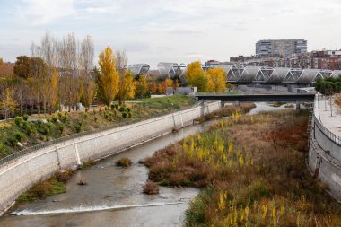 Madrid, İspanya 'da Madrid-Rio olarak bilinen bölgede Manzanares nehrinin kıyısındaki bahçeler