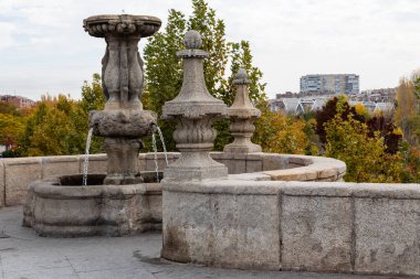 Toledo Köprüsü, Madrid nehir bölgesinde, sonbahar renklerinde ağaçlarla