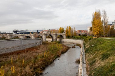 Madrid, İspanya 'da Madrid-Rio olarak bilinen bölgede Manzanares nehrinin kıyısındaki bahçeler