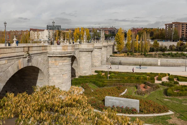 Мост Толедо Районе Реки Мадрид Деревьями Осеннего Цвета — стоковое фото