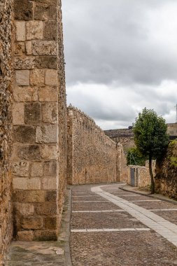 Şehrin çevresindeki Arap duvarlarının bir parçası olan Brihuega şehrinin zincir kapısı, 05 Mart 2016, Brihuega, İspanya