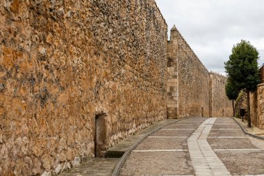 Şehrin çevresindeki Arap duvarlarının bir parçası olan Brihuega şehrinin zincir kapısı, 05 Mart 2016, Brihuega, İspanya