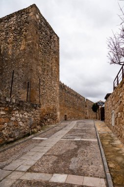 Şehrin çevresindeki Arap duvarlarının bir parçası olan Brihuega şehrinin zincir kapısı, 05 Mart 2016, Brihuega, İspanya