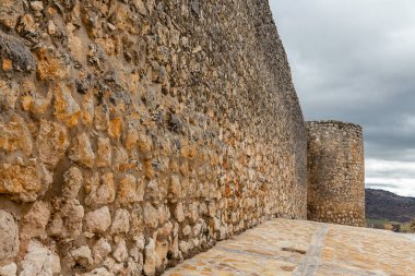 Şehrin çevresindeki Arap duvarlarının bir parçası olan Brihuega şehrinin zincir kapısı, 05 Mart 2016, Brihuega, İspanya