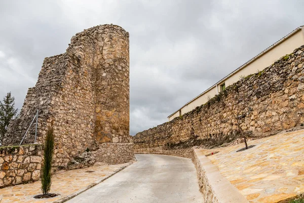 2016 스페인의 Brihuega 도시를 둘러싸고 성벽의 일부인 브리앙 게이트 Chain — 스톡 사진