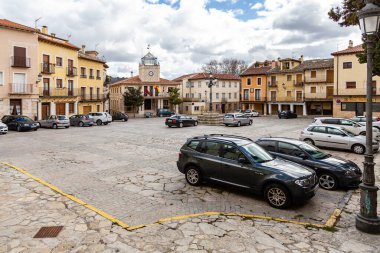 Brihuega belediyesinin resmi bayraklarıyla cephesi, 05 Mart 2016, Brihuega, İspanya