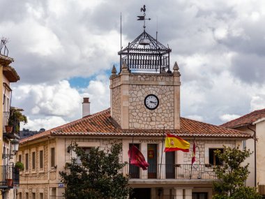 Brihuega belediyesinin resmi bayraklarıyla cephesi, 05 Mart 2016, Brihuega, İspanya