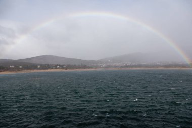 Madrid 'deki Navacerrada gölünün üzerinde gökkuşağı