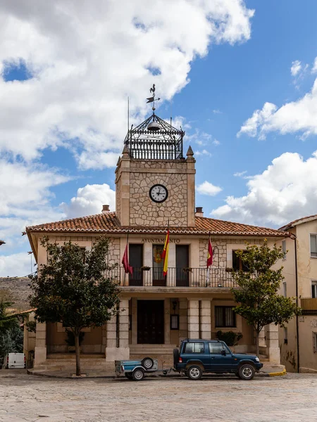 2016年3月5日 スペインのブリウエガで公式フラグを持つブリウエガの自治体のファサード — ストック写真