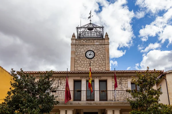 2016年3月5日 スペインのブリウエガで公式フラグを持つブリウエガの自治体のファサード — ストック写真