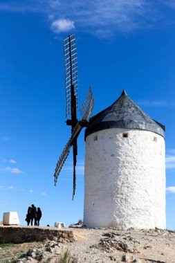 İspanya 'nın Toledo eyaletindeki Consuegra yel değirmenleri