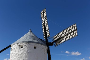 İspanya 'nın Toledo eyaletindeki Consuegra yel değirmenleri