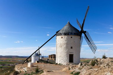 İspanya 'nın Toledo eyaletindeki Consuegra yel değirmenleri
