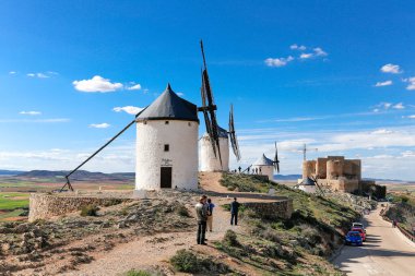 İspanya 'nın Toledo eyaletindeki Consuegra yel değirmenleri