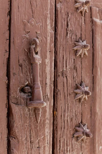 ประต าพร อมก ญแจล อคโลหะ — ภาพถ่ายสต็อก